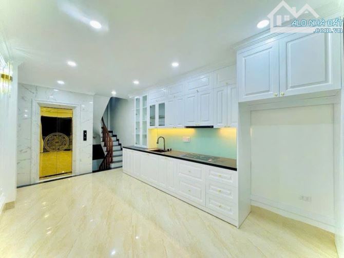 CHỦ NHÀ CHUYỂN CÔNG TÁC GẤP ĐỂ LẠI NGÔI NHÀ PHÂN LÔ Ô TÔ TRÁNH ĐỖ, VÀO NHÀ TRUNG TÂM