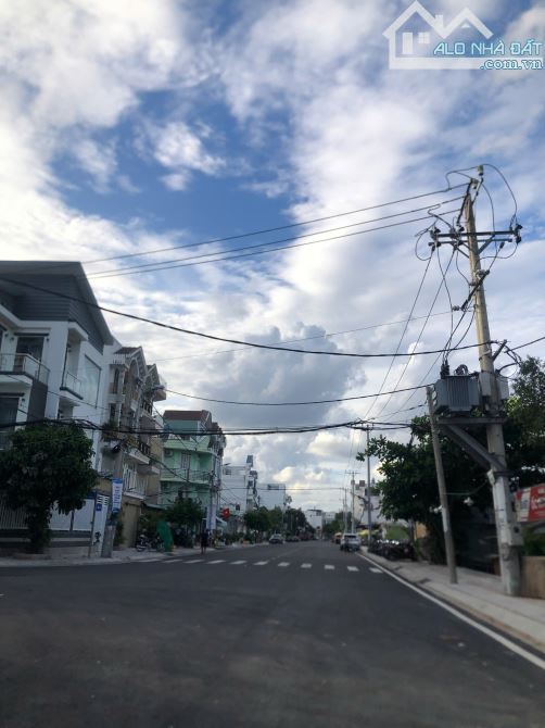 Nhà 5 tầng, MT Huỳnh Thị Đồng, TT Nhà Bè. DT 110m2, ngang 5.5m, nội thất cao cấp. Chỉ 12 t - 8