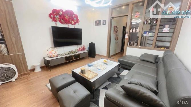 TRUNG TÂM CẦU GIẤY 40M x 5T,Mt 4M GIÁ 10.3 TỶ Ô TÔ QUA NHÀ ĐỖ CỔNG NGÕ THÔNG TỨ TUNG - 3