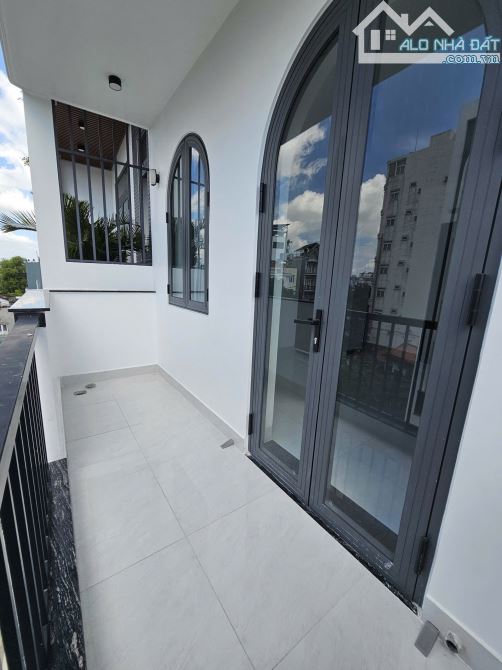 Chdv 5 tầng. 8 phòng. Cho thuê 35tr. Ngay emar. 7tỷ hơn. Hẻm 7m - 3