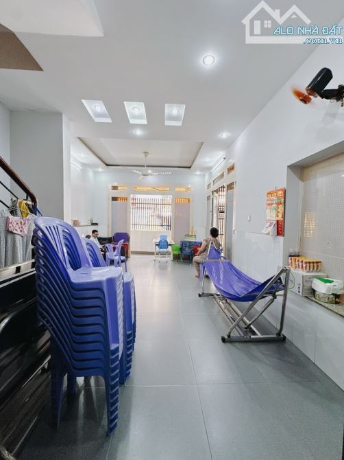 Cần bán nhà TTT Q4. Gara OTO. 4T. 5PN. MT 7m. 85m2. Giá nhỉnh 8 tỷ có TL - 4