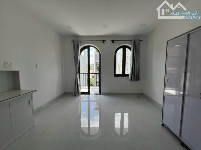 Chdv 5 tầng. 8 phòng. Cho thuê 35tr. Ngay emar. 7tỷ hơn. Hẻm 7m - 4