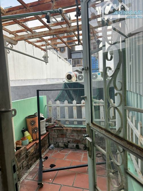 TRẦN BÌNH TRỌNG P5 BÌNH THẠNH NHÀ 3 TẦNG CÁCH MẶT TIỀN HƠN 10M GIÁ NHÌNH 2TY TL - 4