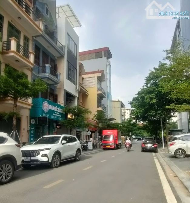 BÁN NHÀ HOÀNG QUỐC VIỆT, PHÂN LÔ, VỈA HÈ ÔTÔ TRÁNH, KINH DOANH, 85M2 MT RỘNG GIÁ 28 TỶ - 4