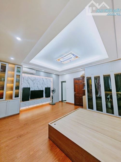 NHÀ ĐẸP DOÃN KẾ THIỆN TT CẦU GIẤY 35M x 6T,Mt 5.2M GIÁ 11.8TỶ Ô TÔ VÀO NHÀ FULL NỘI THẤT - 5