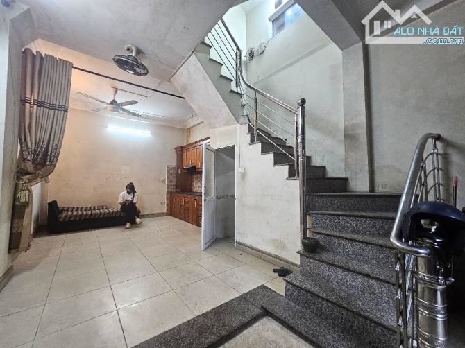 Duy nhất 1 căn- Bán Gấp Nhà 4T Văn Điển, 35m, 4,96ty, 3 bước ra QL1A, chợ trường - 5