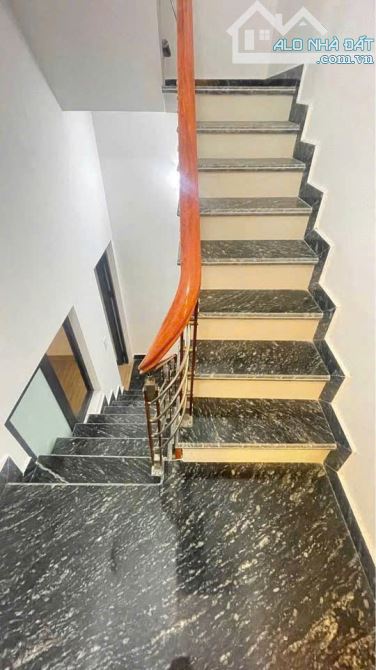 Cho thuê nhà  Nguyễn Đức Cảnh , 3 tầng - 5