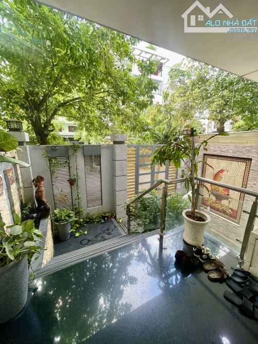 V.IP BTHƯ MINI . 4TÂNG BTCT. 120M2 (120M2) SỔ VUÔNG. 5PN . 6WC . FULL NỘI THẤT . - 7