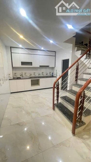 Cho thuê nhà  Nguyễn Đức Cảnh , 3 tầng - 7