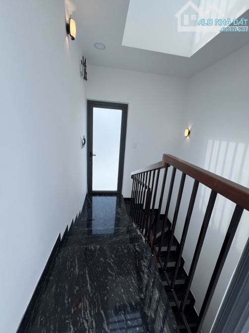 Chdv 5 tầng. 8 phòng. Cho thuê 35tr. Ngay emar. 7tỷ hơn. Hẻm 7m - 8