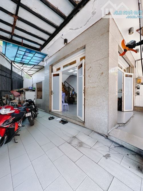 Cần bán nhà TTT Q4. Gara OTO. 4T. 5PN. MT 7m. 85m2. Giá nhỉnh 8 tỷ có TL - 9