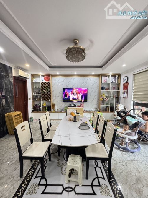 Bán nhà Hồng Tiến 6 tầng thang máy, full nội thất giá hơn 11 tỷ