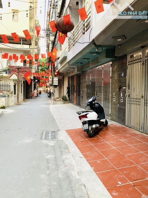 BÁN NHÀ TRUNG KÍNH, CẦU GIẤY 80M, 5T, MT 5M, VỈA HÈ OTO TRÁNH, KINH DOANH ĐA DẠNG, 18 TỶ.