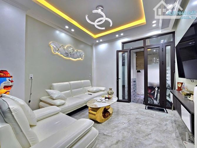 Nhà đẹp 3 tầng ngõ 46 Lạch Tray ngõ nông cách đường chỉ 20m - sạch đẹp ở luôn chỉ 2,62 tỷ