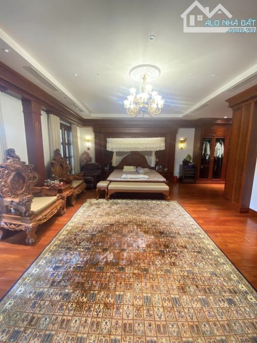 Biệt thự sân vườn Thành Thái  - Đường rộng 20m - 330m2 - MT 16,5m - hầm - 95 tỷ