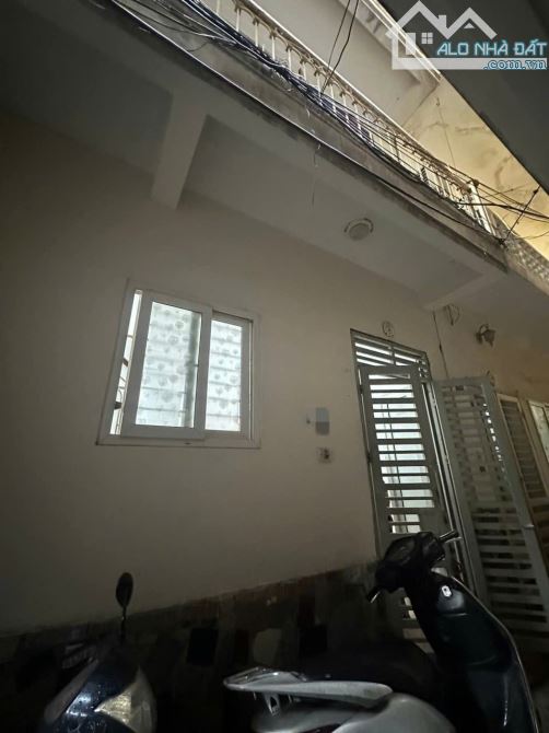 Bán nhà Hoàng Hoa Thám, Hơn 5 tỷ, DT 25m, 4 tầng, mặt tiền 4.6m, ngõ nông gần phố
