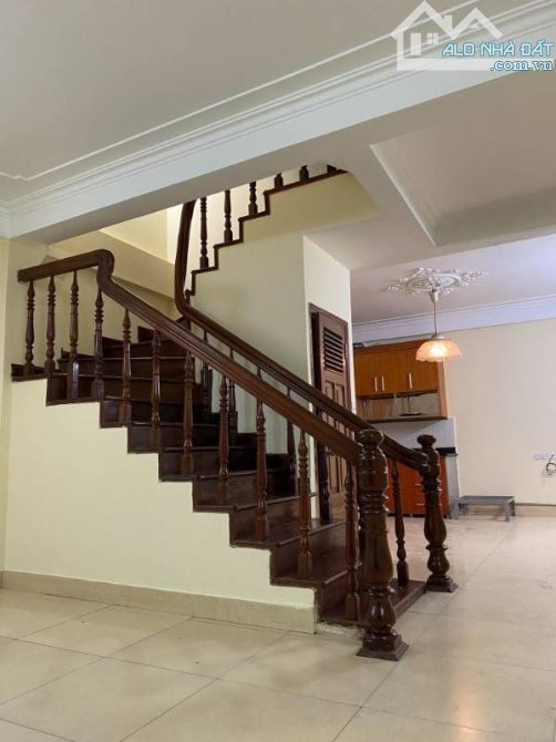 Cho thuê nhà Hoàng Quốc Việt – Cầu Giấy DT 86m x 4 tầng, ôtô đỗ cửa giá 22tr/th