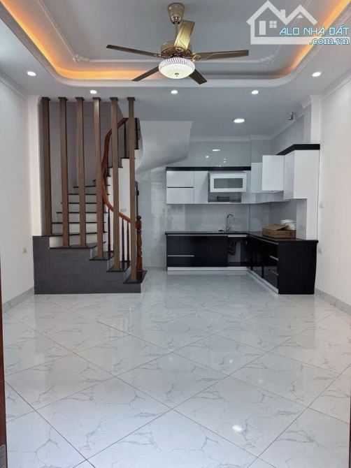 Nhà Nguyễn Lam, Phúc Đồng  5 tầng, mặt tiền 4.5m, 5.75tỷ