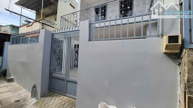 Nhà 7x13, 1 trệt 1 lầu, 3pn 2wc, sân đậu 10 xe máy. gần đường Tam Bình