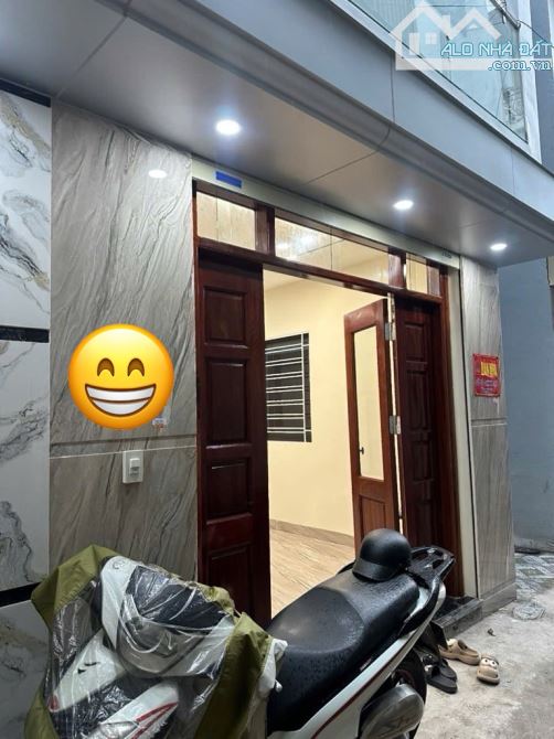 LĨNH NAM-LÔ GÓC-NGÕ THÔNG-SÁT PHỐ-5 TẦNG THANG MÁY
