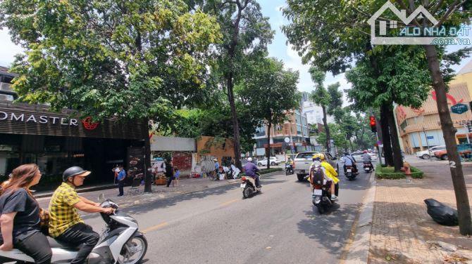 Siêu phẩm MT Lê Quý Đôn P.Võ Thị Sáu Q.3, DT lớn 15x22m, CN 328m2, Thuê 300tr, Giá 135 tỷ