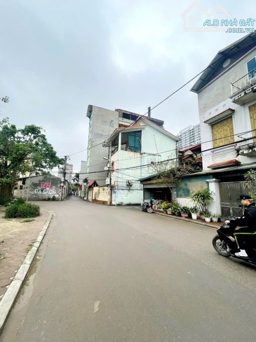 BÁN ĐẤT RÂU QUỲ –GIA LÂM- MT RỘNG 4.7M -ĐƯỜNG THÔNG🚗 Ô TÔ TRÁNH – 🅿️ VỈA HÈ –5xx TỶ
