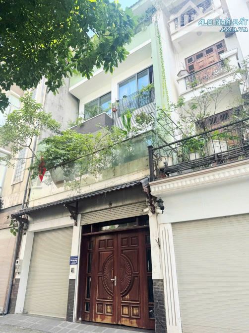 Bán nhà LK KĐT Dịch Vọng Cầu Giấy - Hiếm nhà bán, mặt tiền rộng nội thất đẳng cấp 40.6 tỷ