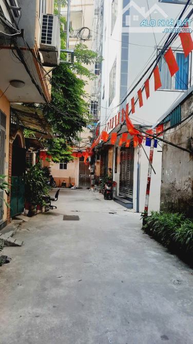 CẦN BÁN GẤP NHÀ DÂN XÂY CHẮC CHẮN  CẠNH ĐẠI HỌC MỎ 33M2, 4 TẦNG , 5.9 TỶ, Ô TÔ ĐỖ CỬA