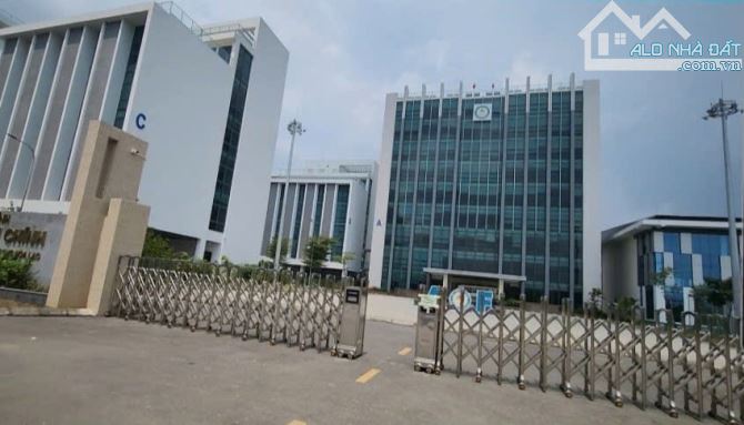 BÁN NHÀ HÒA LẠC, CỔNG KHU CNC VIEW HỒ, 5P ĐI BỘ TỚI DH FPT, 10P TỚI METRO, 100M2 ÔTÔ TRÁNH