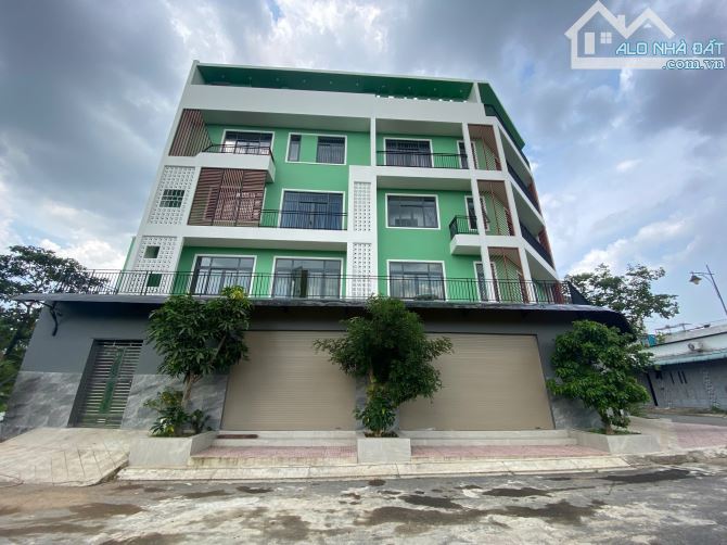 Bấn nhà góc 2 mặt tiền đường 450m đường kinh doanh sổ sẵn cổng chào Bình Dương