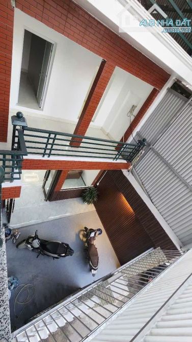 Bán nhà 2.5 tầng ngõ xe máy Hòa Đình, dt 75.8m2, mt 7.5m giá 5.6 tỷ