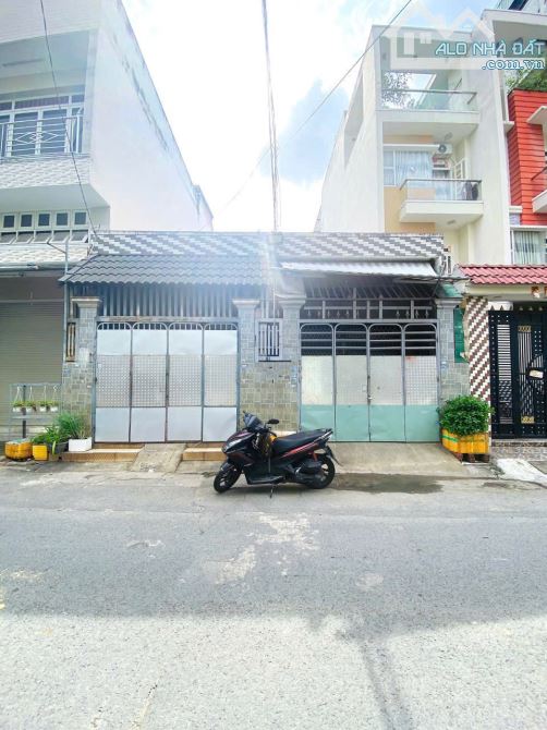 Bán nhà cấp 4, ngang 8m, đường rộng 10m, Lê Văn Quới, Bình Tân