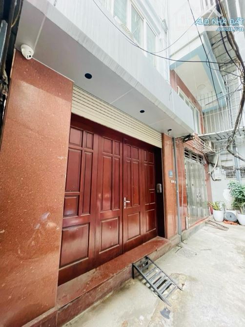 Hiếm . Bán nhà 40M phố Pháo Đài Láng . 7 tầng với 10 phòng đang cho thuê . Sát ô tô