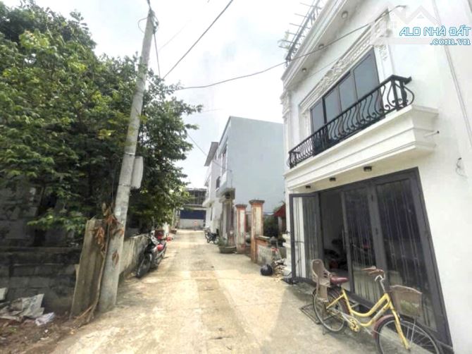 2.2 tỷ có ngay 83m full thổ, đường trước đất rộng 5m , đường thông