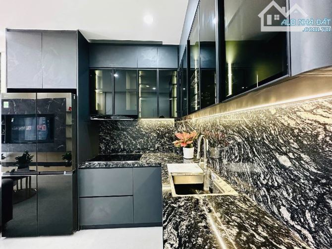 BÁN NHÀ mới 6 tầng,nở hậu nhẹ , thang máy gara oto full nội thấ