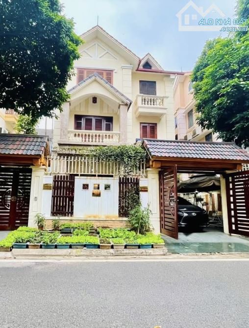 BÁN BIỆT THỰ KIM ĐỒNG 140M x 4 TẦNG THANG MÁY FULL NỘI THẤT SỊN 3X TỶ Ô TÔ CHẠY VÒNG QUANH