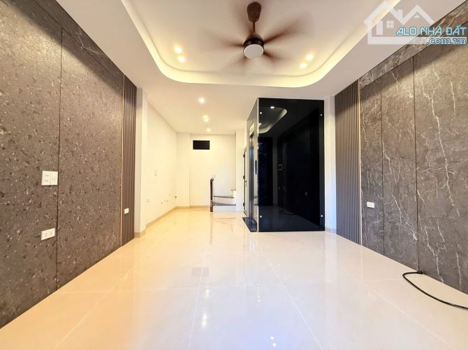 Bán gấp nhà 34M , 5 tầng thang máy phố Đại Linh .10M ô tô tránh . Giá 8 tỷ