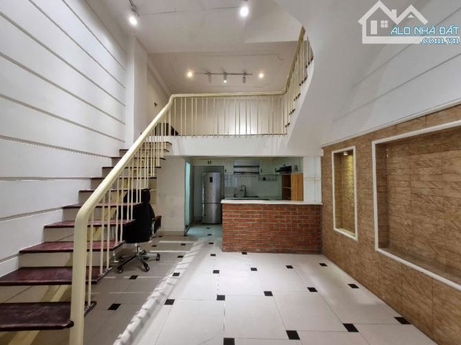 Bán nhà Ngọc lâm, Long Biên, đường rộng, oto tránh, nhà 3 tầng, 35m2, giá 10.5 tỷ