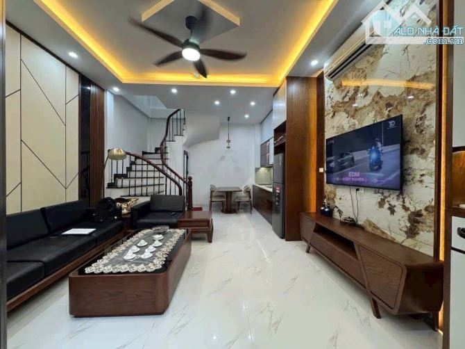 Bán nhà Đỗ Nhuận, 40m x 5 tầng, nội thất cao cấp, 20m ra ô tô, hàng xóm ngoại Giao Đoàn