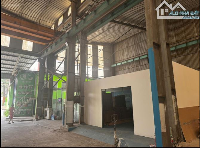 Chờ thuê kho 2300m2, mặt đường quốc lộ 3, xe container vào, điện 3pha, giá 110 triệu/tháng