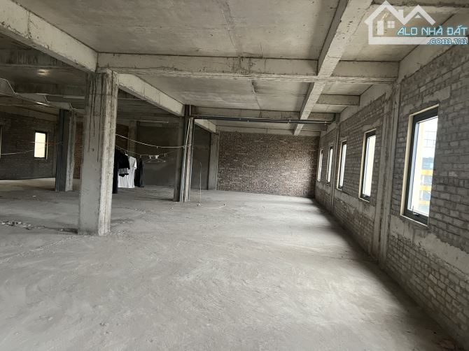 Cho thuê Liền kề MT 10m, 4 tầng, 180m/ sàn, thô, Ngõ 409 Tam Trinh, oto tránh, chỉ 35tr TL