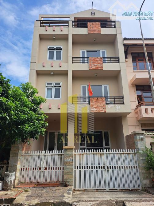 Villa Phố Có Hầm 3 Lầu - 5 Phòng Ngủ Giá 40 Triệu