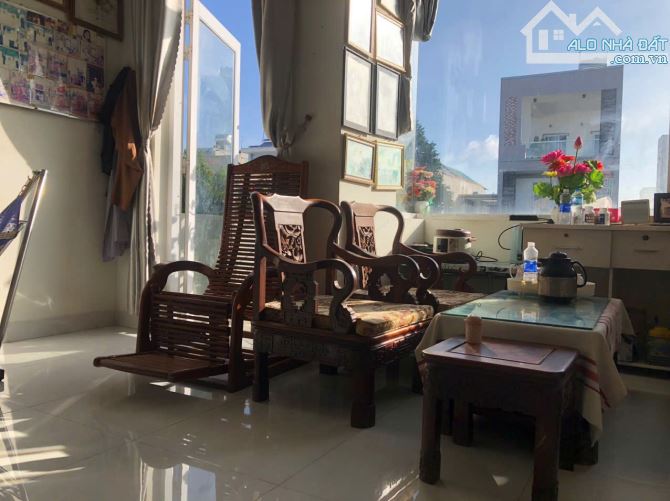 Bán nhà mặt phố Nguyễn Tri Phương, 15 tỷ, 60.3m2, view đẹp, nhiều tiện ích