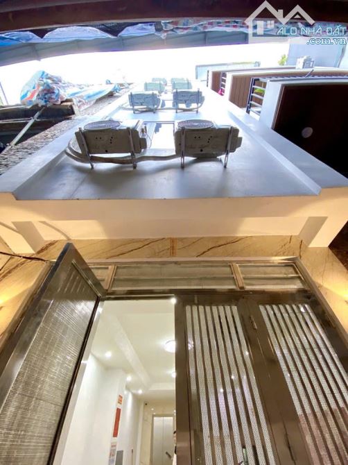 Bán nhà Hoàng Quốc Việt 45m2 mới xây 7 phòng full nội thất thang máy sẵn sổ 11,4 tỷ