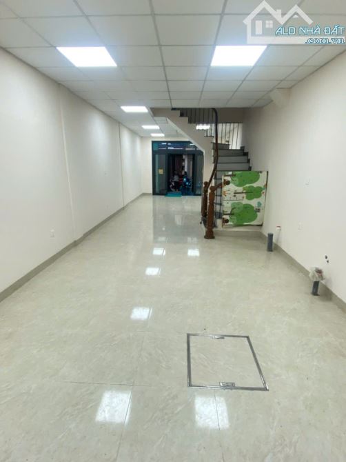 Cho thuê nhà Văn Quán - phố Nguyễn Khuyến. DT 100m2, 5 tầng, MT 5m, Ô tô đỗ cửa
