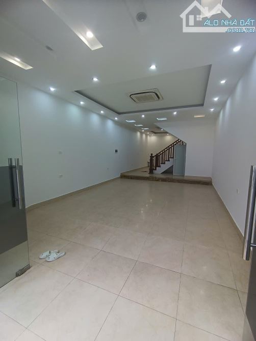 Cho thuê nhà Riêng Nguyễn Khuyến - văn Quán. DT 90m2, 5 tầng, MT 5m, Ô tô đỗ cửa