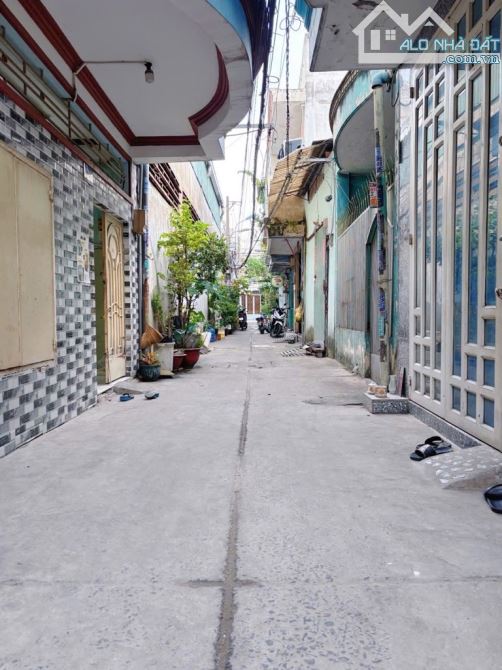 BÌNH TÂN ‘ SÁT Q6 ‘ 32 m 3 TẦNG ‘ 4 x 8 m giá nhỉnh 3 xx tỷ TL  HẺM 4 m   Mô tả 3 TẦNG ‘