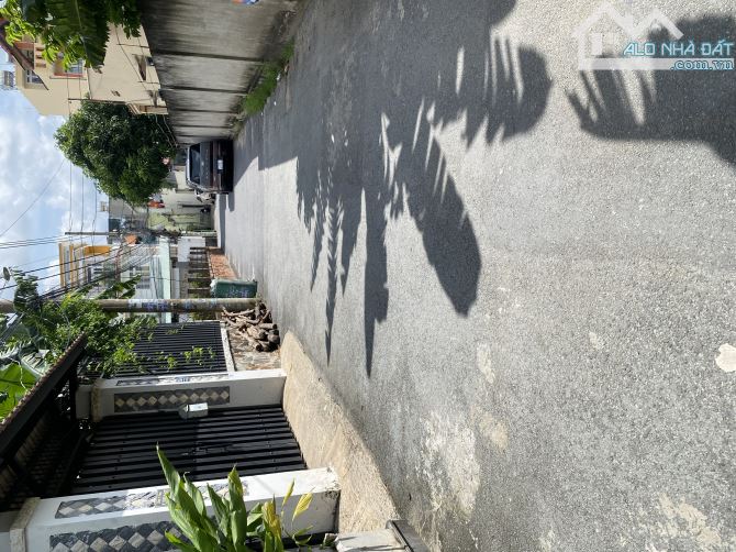 Nhà bán đường ô tô rộng 6m, khu vực dân cư đông đúc