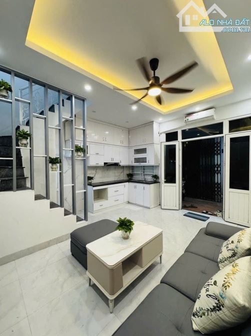 Bán căn nhà Phố Trương Định 26m 4 t full nội thất đẹp gần phố chỉ việc về ở giá 5.95 tỷ