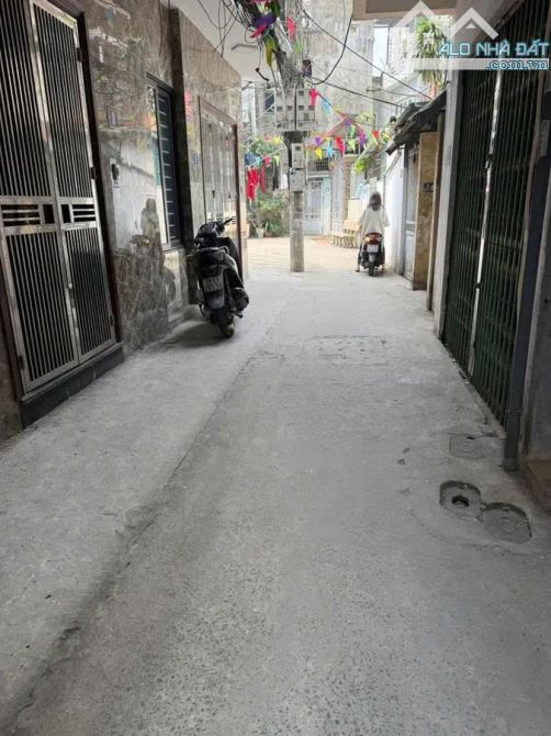 Cho thuê CHDV ở Dịch vọng hâu 4 tầng, - 5 ngủ khu vực treo biển kín phòng